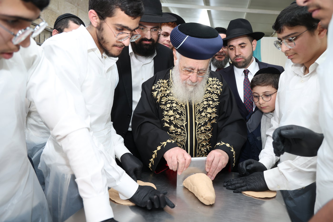 הראשל"צ הגר"י יוסף באפיית מצות