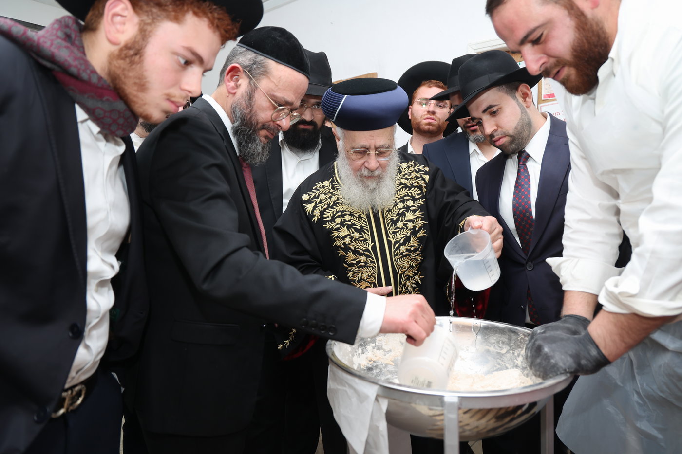 הראשל"צ הגר"י יוסף באפיית מצות