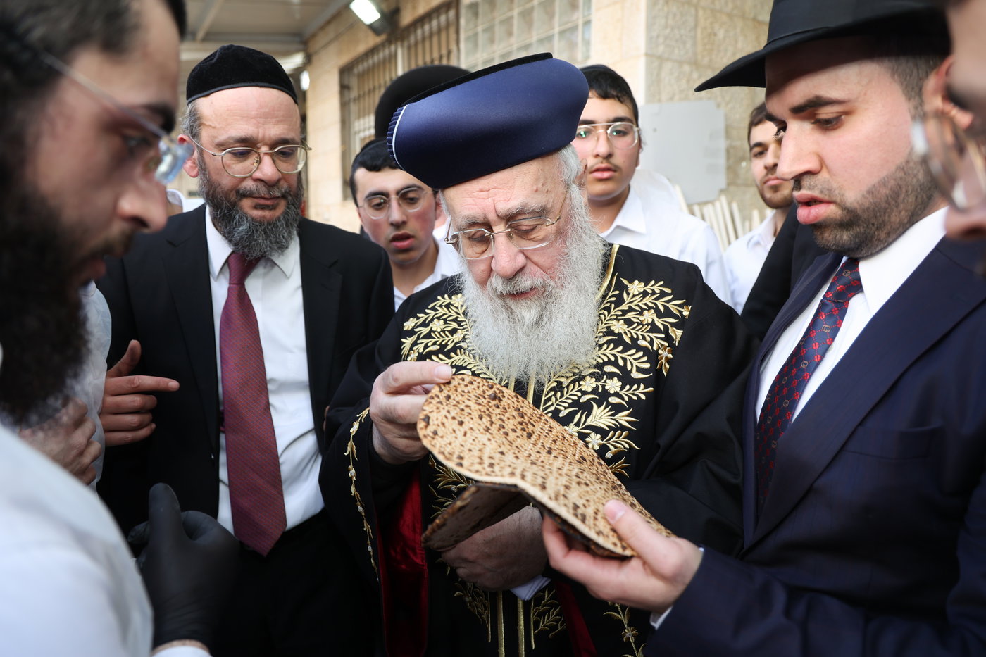 הראשל"צ הגר"י יוסף באפיית מצות