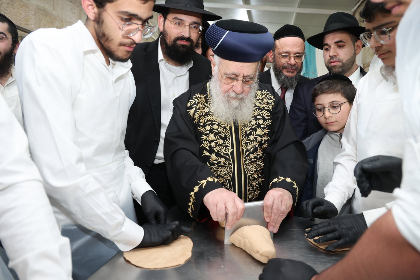 הראשל"צ הגר"י יוסף באפיית מצות