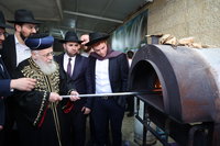 הראשל"צ הגר"י יוסף באפיית מצות