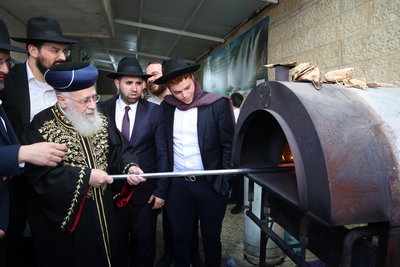 הראשל"צ הגר"י יוסף באפיית מצות