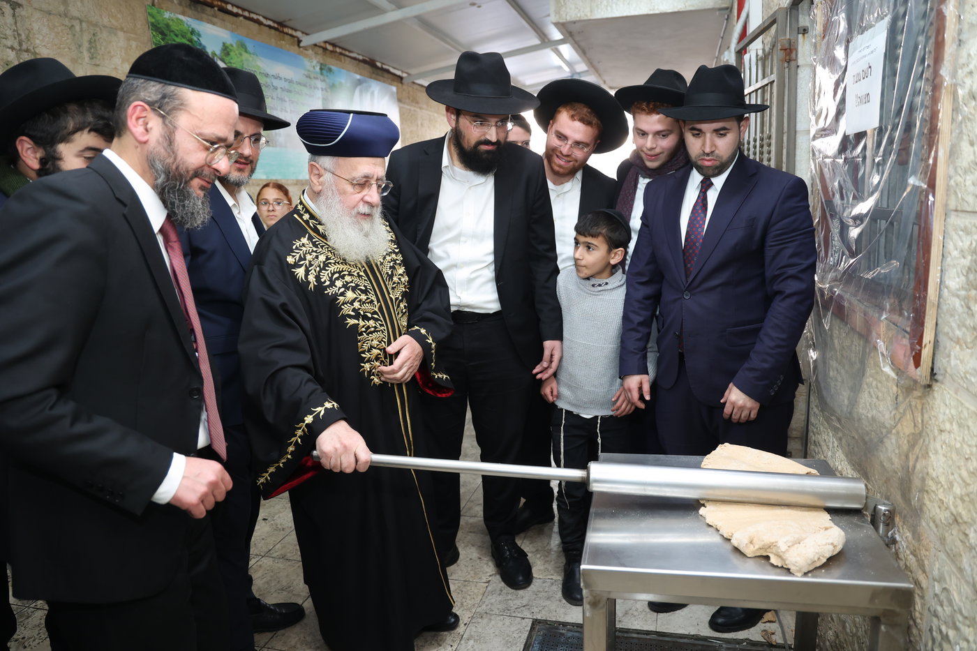 הראשל"צ הגר"י יוסף באפיית מצות