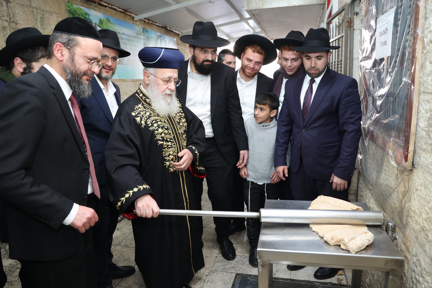 הראשל"צ הגר"י יוסף באפיית מצות