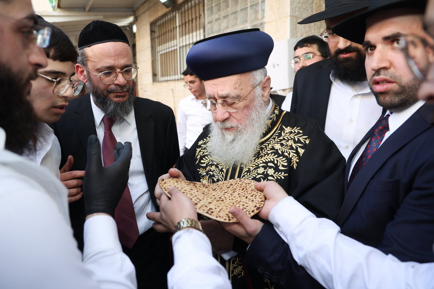 הראשל"צ הגר"י יוסף באפיית מצות