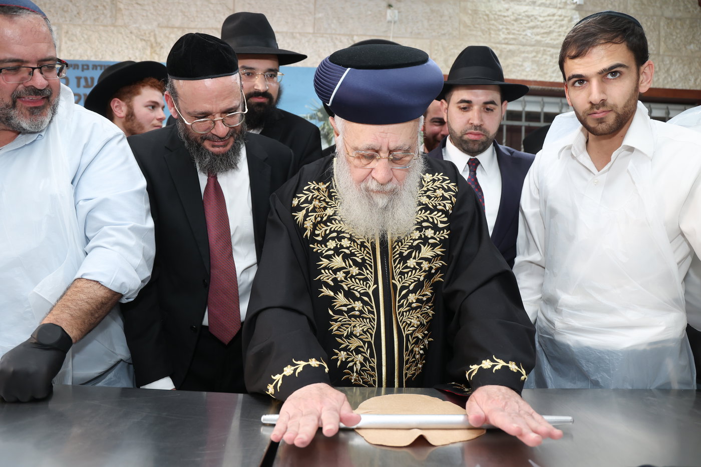 הראשל"צ הגר"י יוסף באפיית מצות