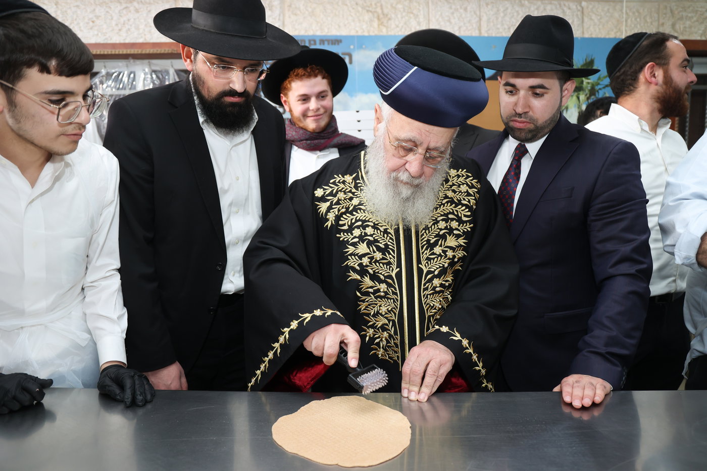 הראשל"צ הגר"י יוסף באפיית מצות