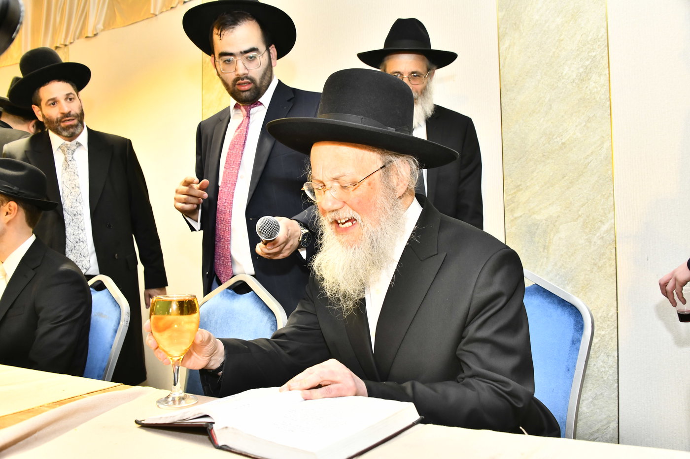 שמחת נישואי בתו של מנחם שפירא