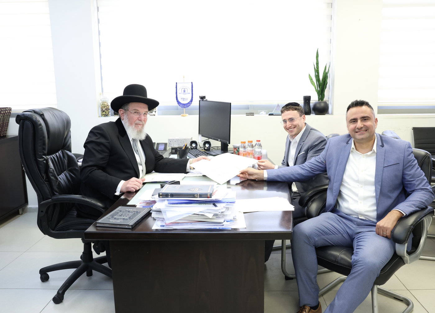 הרב קלמן בר עם נציגי בנק הפועלים - ישראל דקלבוים, כפיר רמז