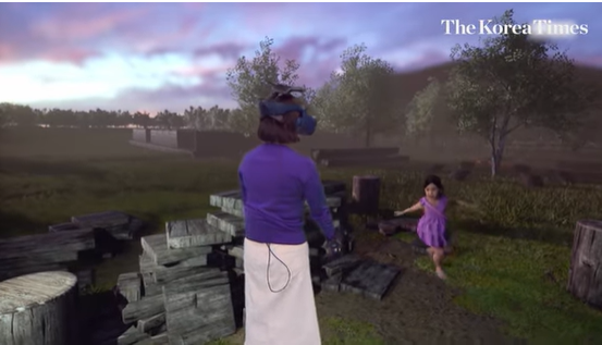 אישה הפוגשת בהדמייה של ביתה שמתה בילדותה