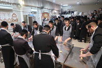 האדמו"ר מסערט ויז'ניץ באפיית מצות