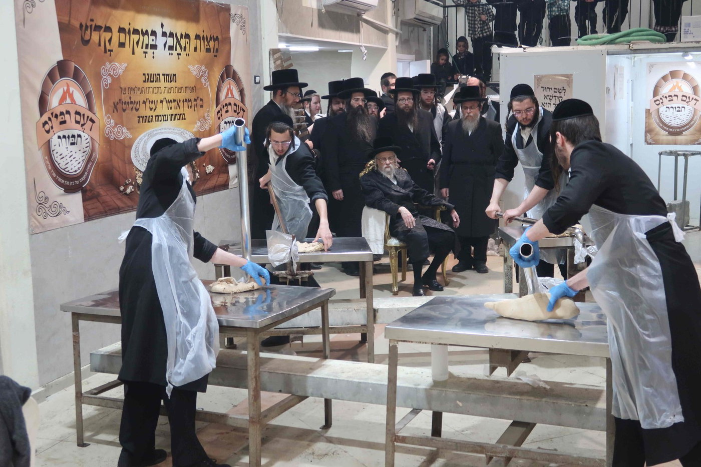 האדמו"ר מסערט ויז'ניץ באפיית מצות