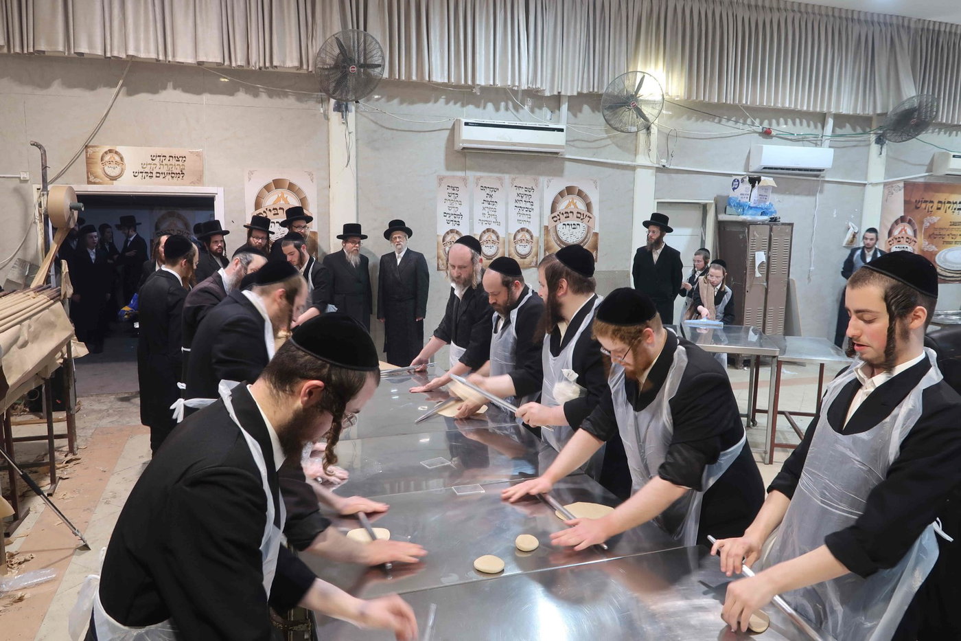 האדמו"ר מסערט ויז'ניץ באפיית מצות