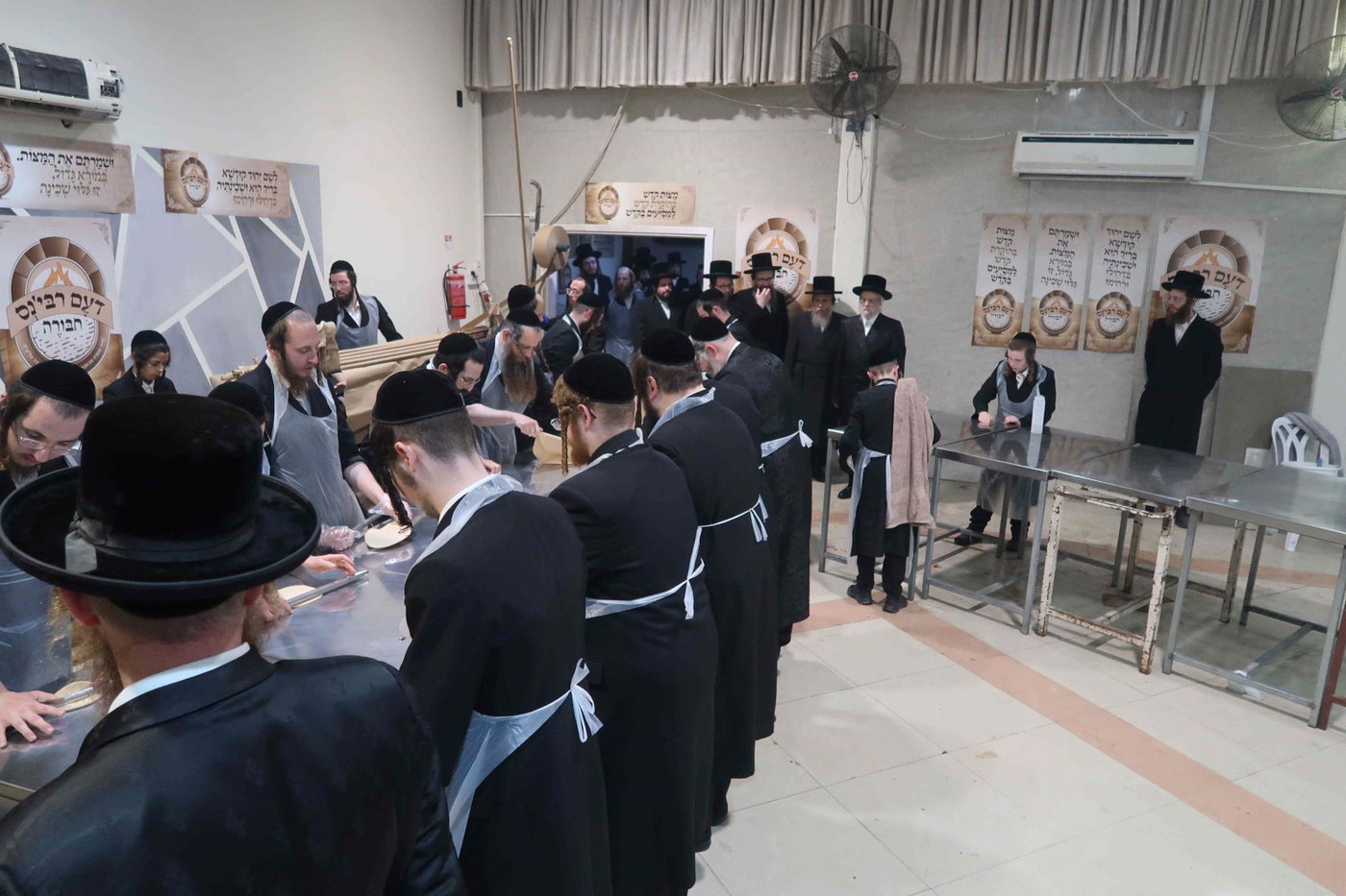 האדמו"ר מסערט ויז'ניץ באפיית מצות