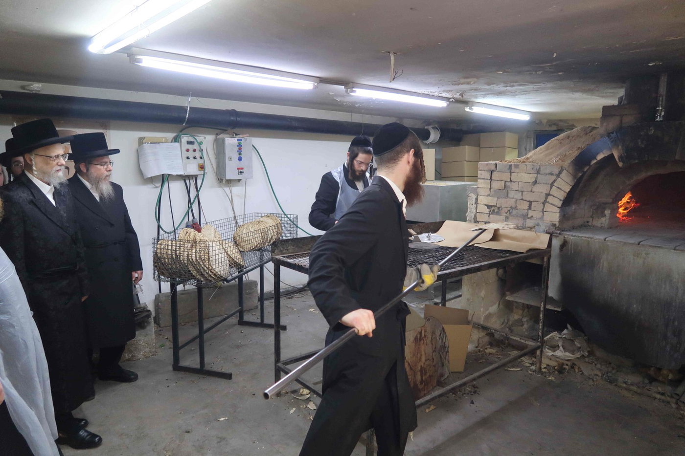 האדמו"ר מסערט ויז'ניץ באפיית מצות