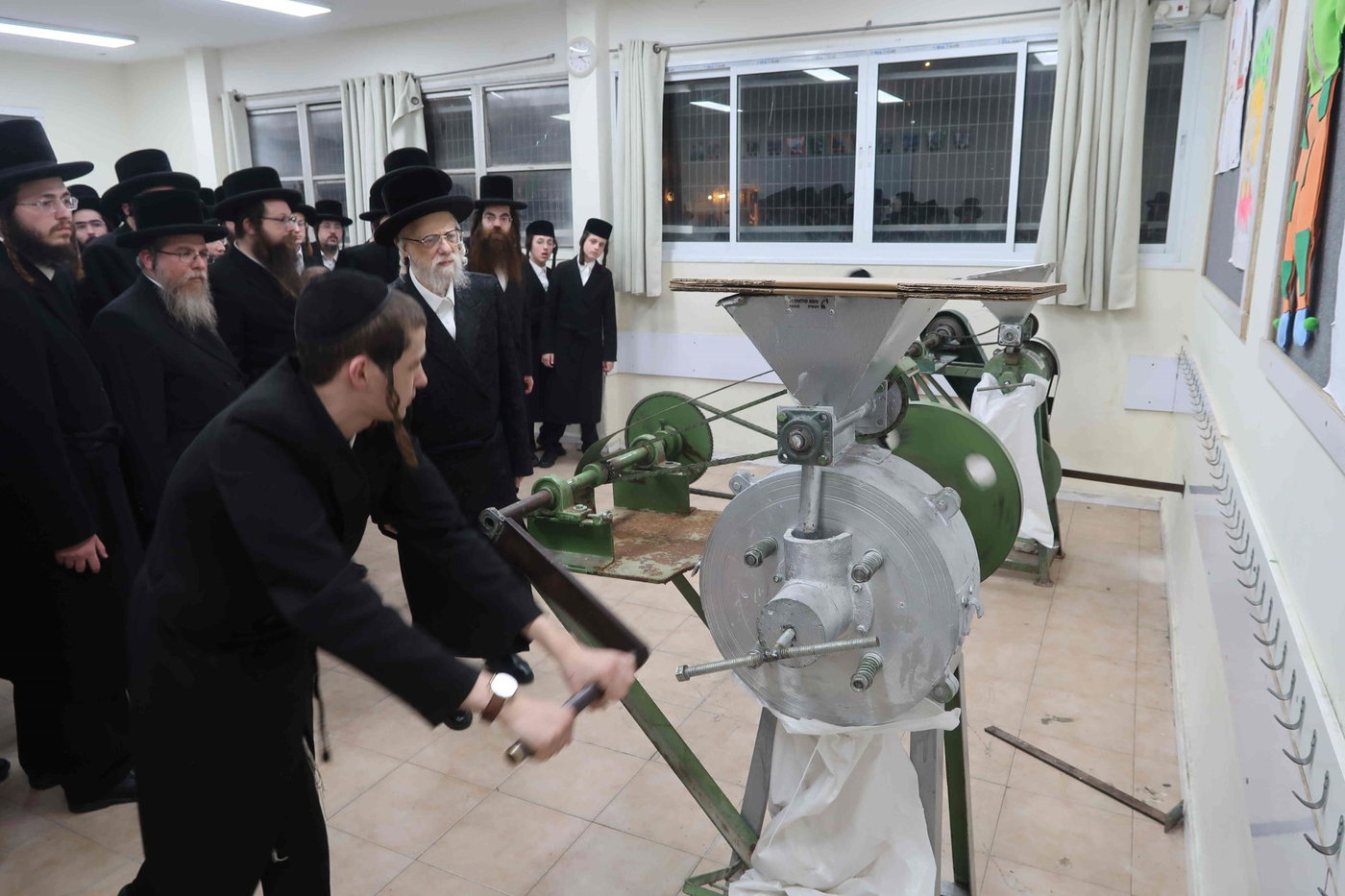 האדמו"ר מסערט ויז'ניץ באפיית מצות