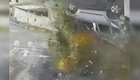 המכונית עפה ומתגלגלת באוויר מהפיצוץ: תיעוד דרמטי מרגעי הנפילה