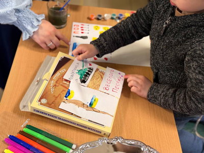 על קופסאות מיוחדות: הפתקים והמסרים של הילדים לחיילים בחזית