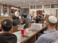 מסע חיזוק במיאמי: הרב דוד פריוף, בסדרת שיעורים ותפילות למאות צעירים