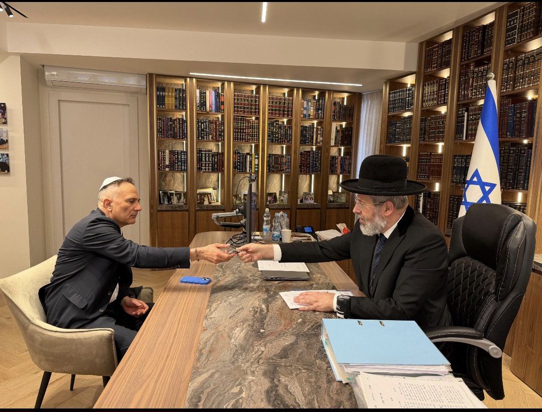 יו"ר התאחדות העובדים הזרים בישראל מכר את החמץ בלשכת הגר"ד לאו