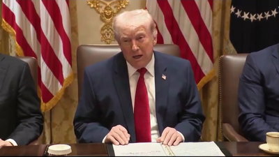 טראמפ לעג לאיראנים בישיבה - וזעם על הדיווח לפיו הוא "מתחנן לעסקה"