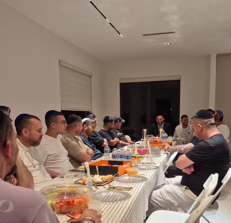 מסע חיזוק במיאמי: הרב דוד פריוף, בסדרת שיעורים ותפילות למאות צעירים