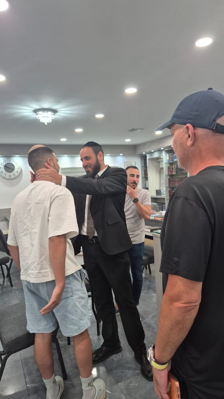 מסע חיזוק במיאמי: הרב דוד פריוף, בסדרת שיעורים ותפילות למאות צעירים