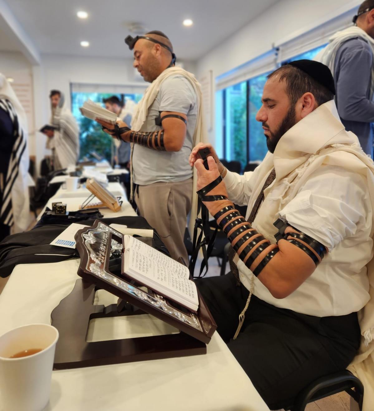 מסע חיזוק במיאמי: הרב דוד פריוף, בסדרת שיעורים ותפילות למאות צעירים