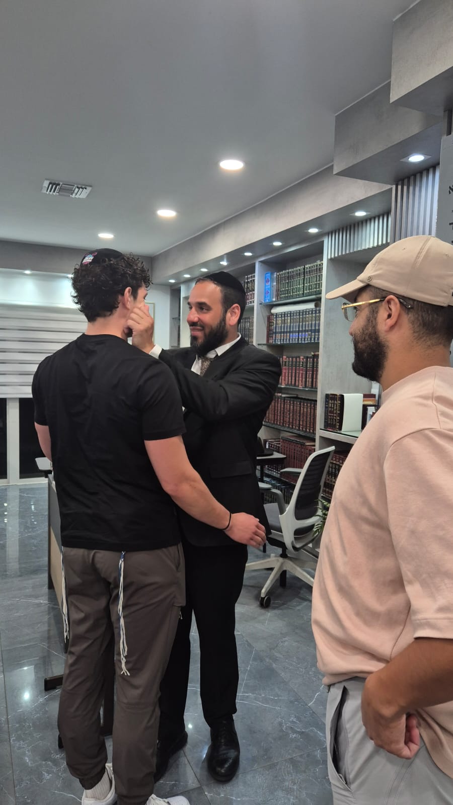 מסע חיזוק במיאמי: הרב דוד פריוף, בסדרת שיעורים ותפילות למאות צעירים