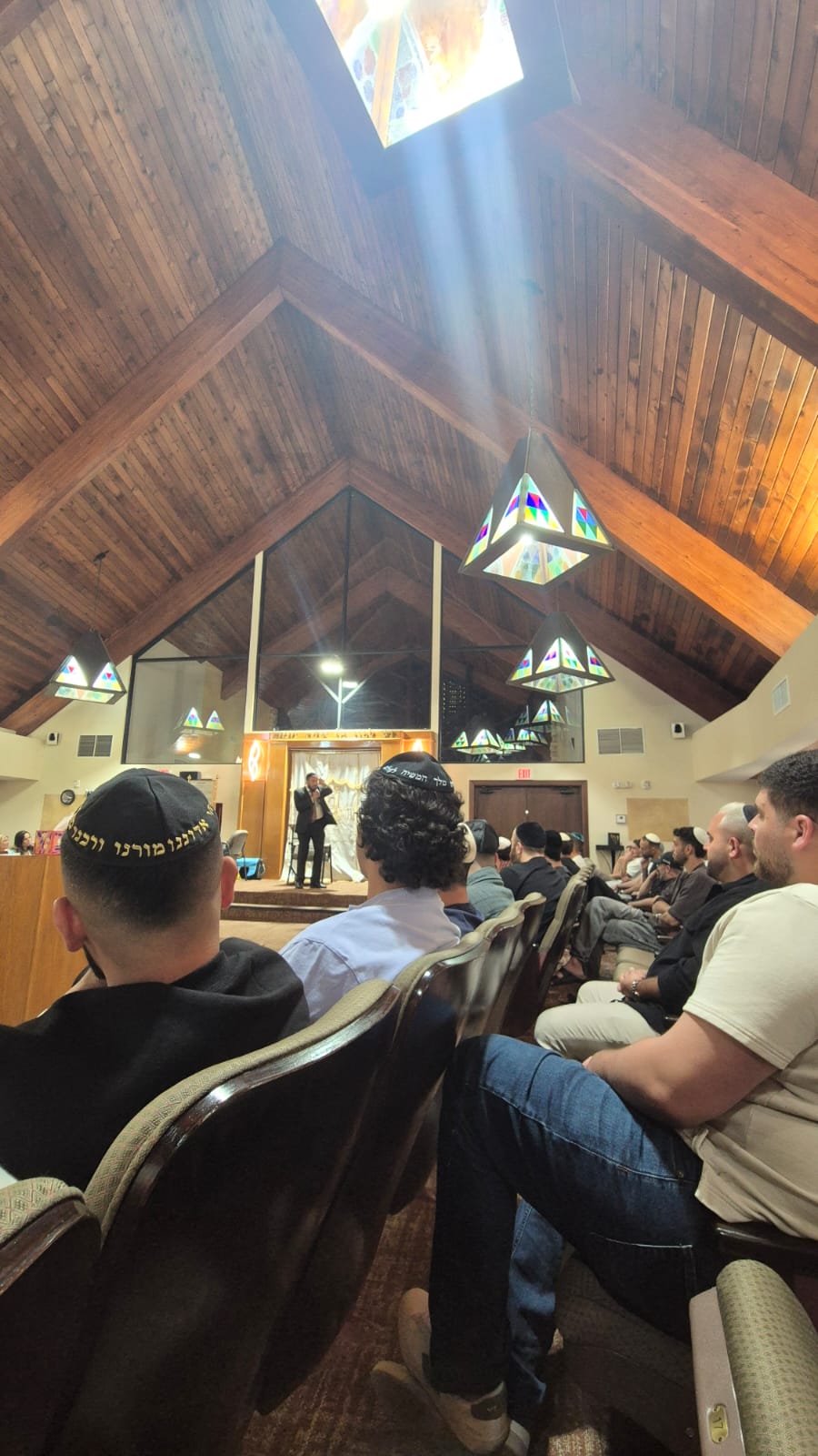 מסע חיזוק במיאמי: הרב דוד פריוף, בסדרת שיעורים ותפילות למאות צעירים