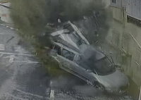 המכונית עפה ומתגלגלת באוויר מהפיצוץ: תיעוד דרמטי מרגעי הנפילה