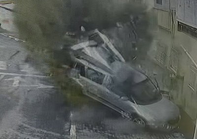 המכונית עפה ומתגלגלת באוויר מהפיצוץ: תיעוד דרמטי מרגעי הנפילה
