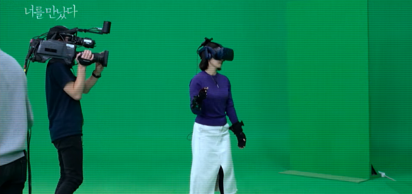 כל התהליך מתבצע בחדר מיוחד עם מסך ירוק עבור ההדמייה