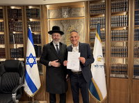 יו"ר התאחדות העובדים הזרים בישראל במכירת חמץ בלשכת הגר"ד לאו