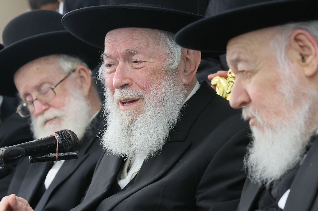 הגר"י זילברשטיין בביקור חיזוק ברחובות