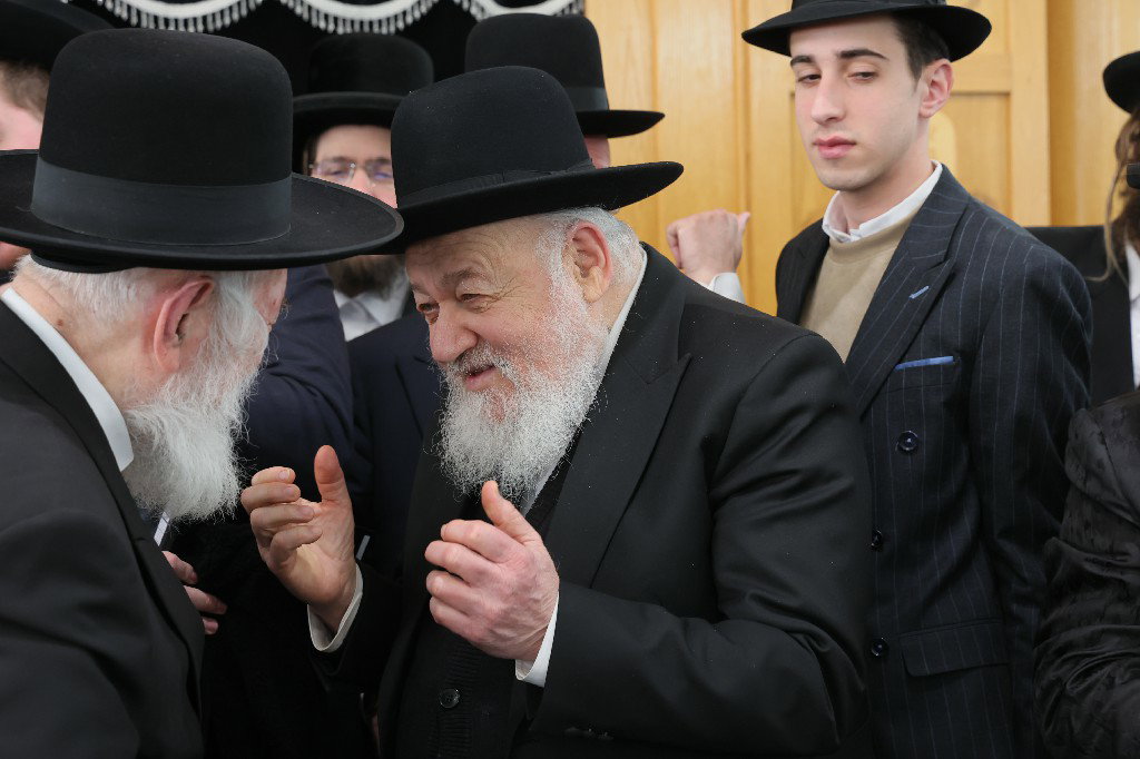 הגר"י זילברשטיין בביקור חיזוק ברחובות