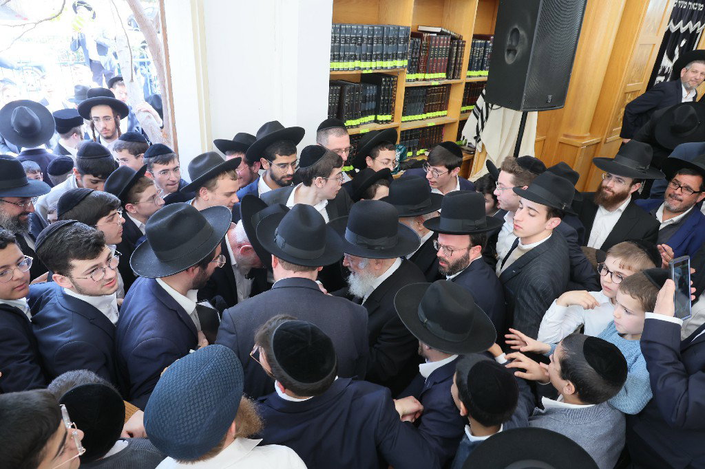 הגר"י זילברשטיין בביקור חיזוק ברחובות