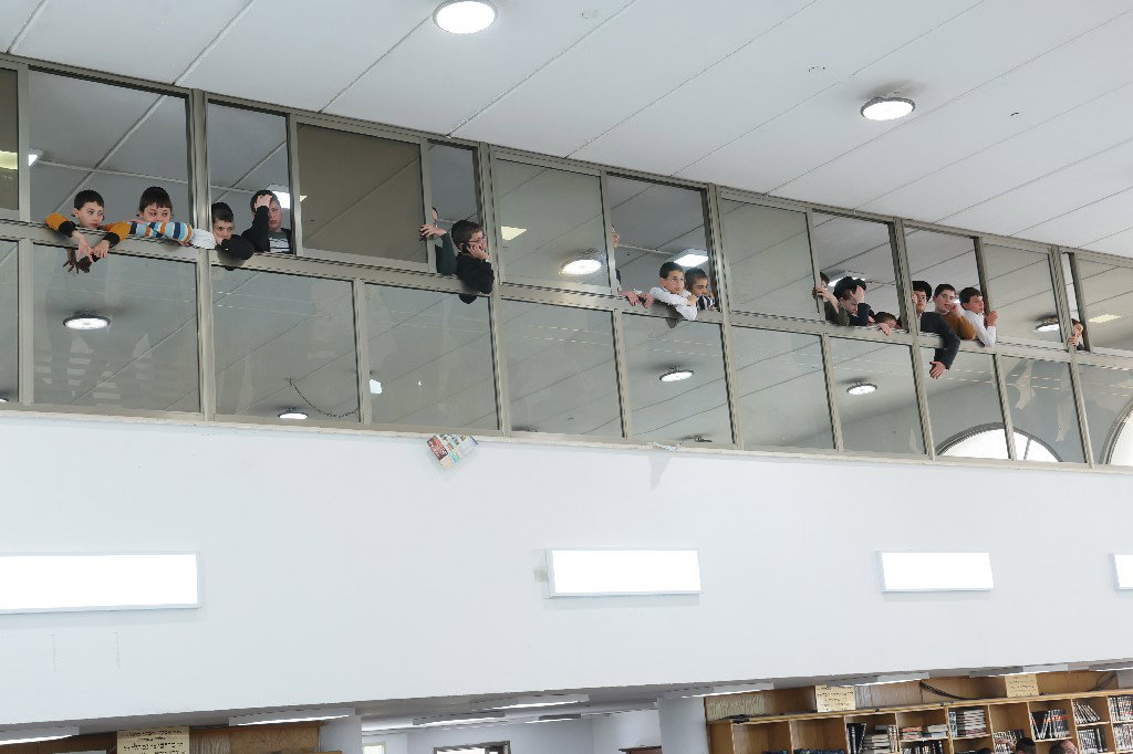 הגר"י זילברשטיין בביקור חיזוק ברחובות