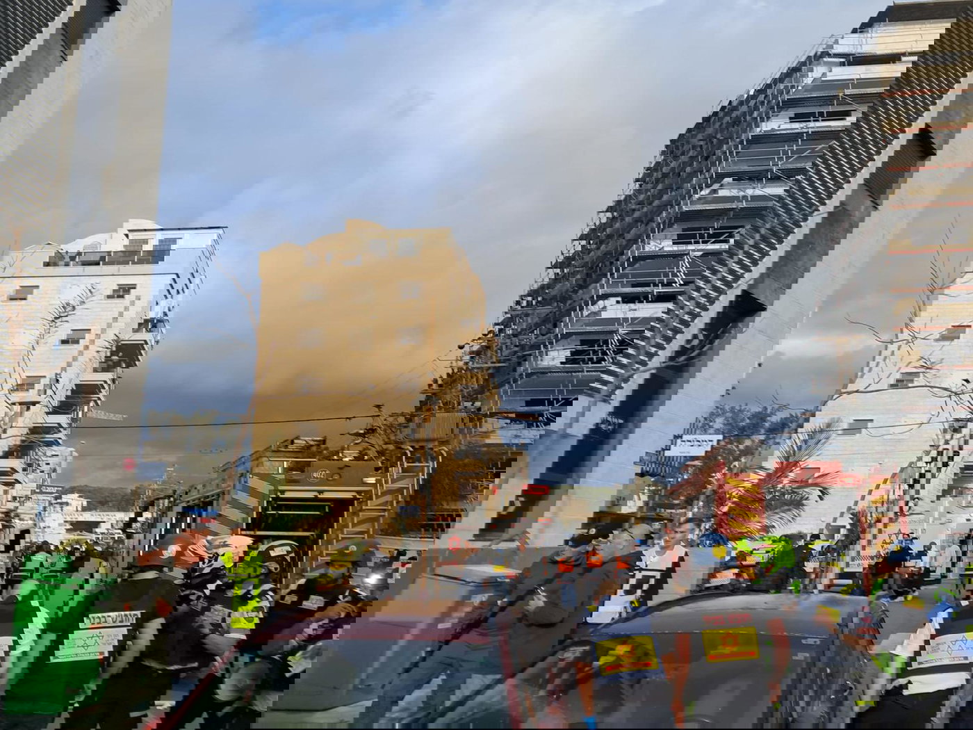 פגיעה ישירה בבניין: "הרס רב, עשן, זכוכיות מנופצות והמולה גדולה"