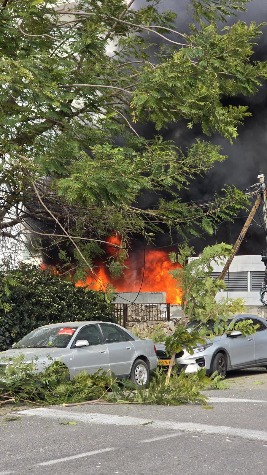 פגיעה ישירה בבניין: "הרס רב, עשן, זכוכיות מנופצות והמולה גדולה"
