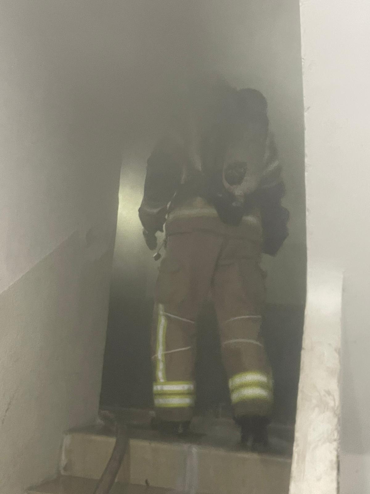 לפנות בוקר: שבעה נפגעו קל משאיפת עשן בשרפה בבניין מגורים בחיפה