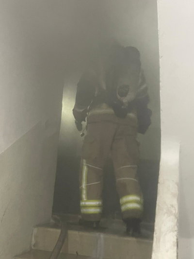 לפנות בוקר: שבעה נפגעו קל משאיפת עשן בשרפה בבניין מגורים בחיפה