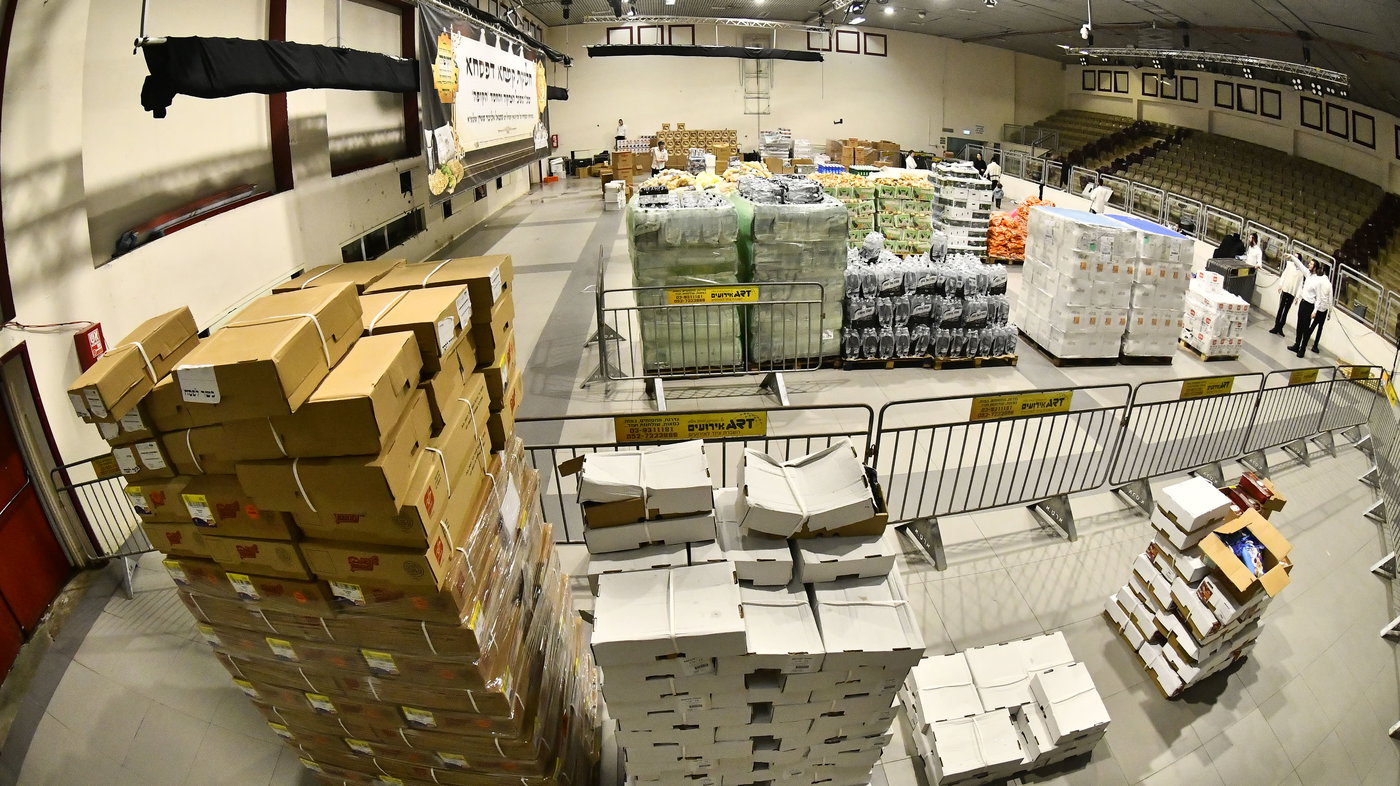 חלוקת קמחא דפסחא של הגרש"א שטרן