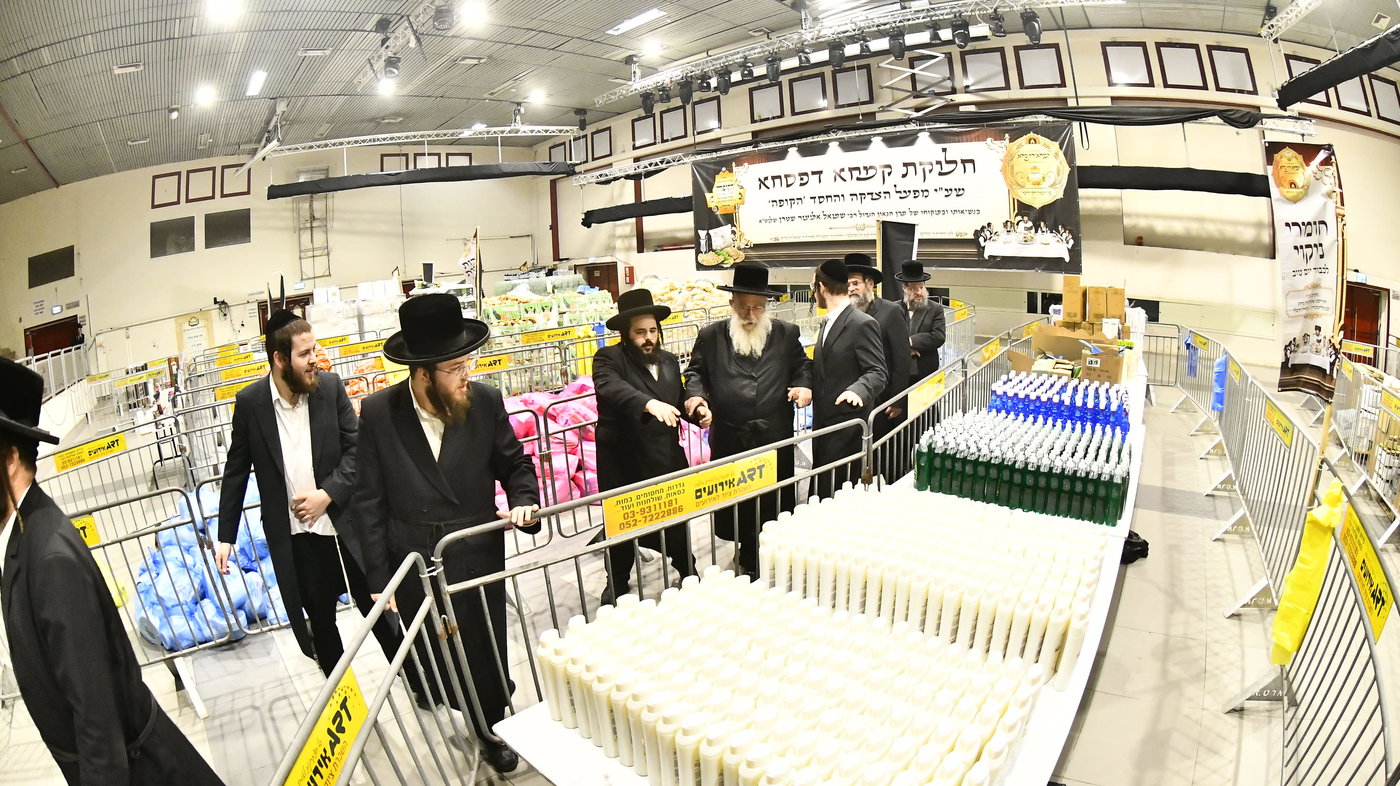 חלוקת קמחא דפסחא של הגרש"א שטרן