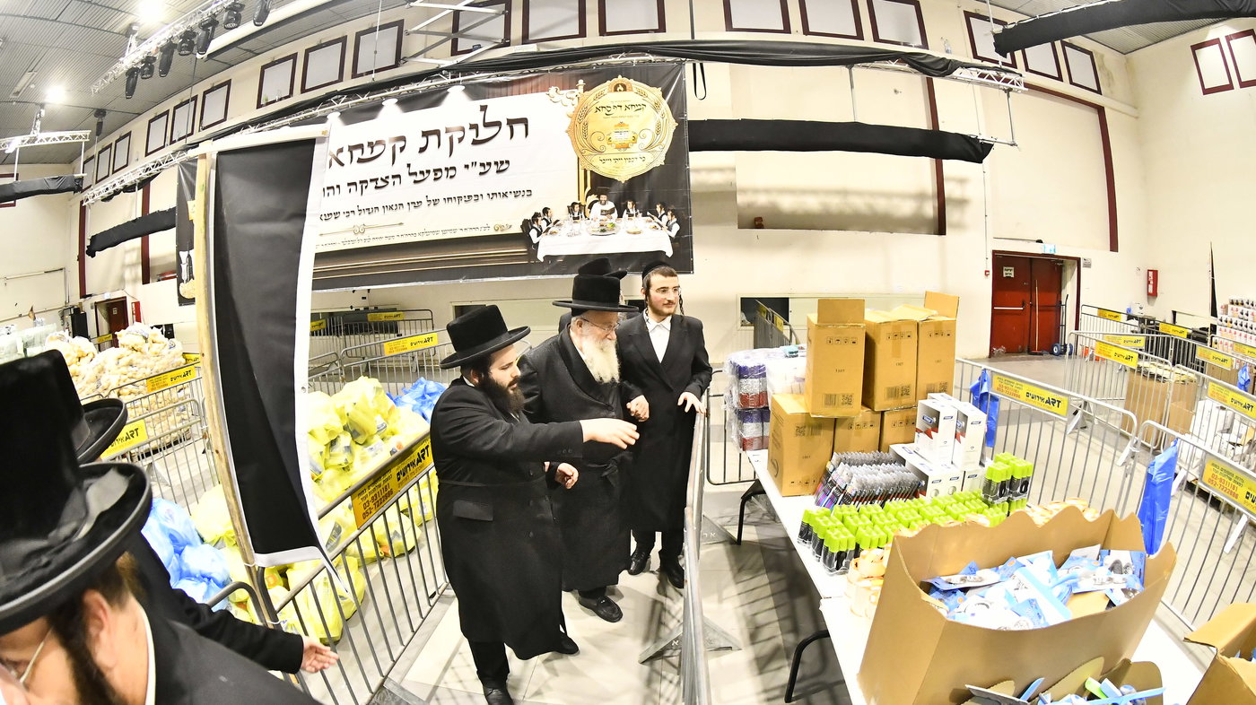 חלוקת קמחא דפסחא של הגרש"א שטרן