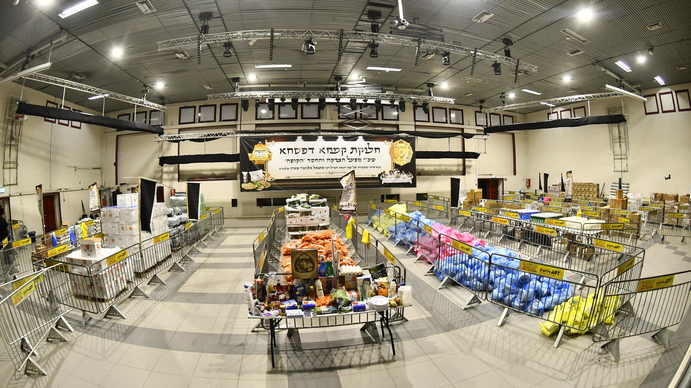 חלוקת קמחא דפסחא של הגרש"א שטרן