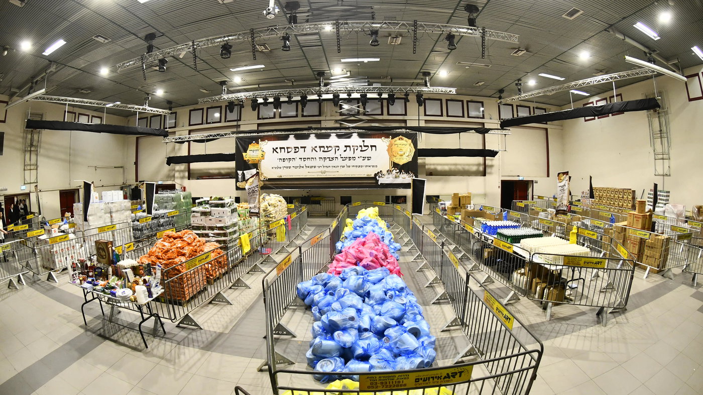 חלוקת קמחא דפסחא של הגרש"א שטרן