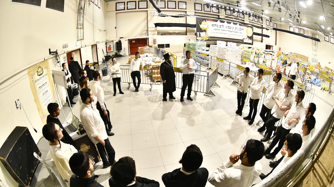 חלוקת קמחא דפסחא של הגרש"א שטרן