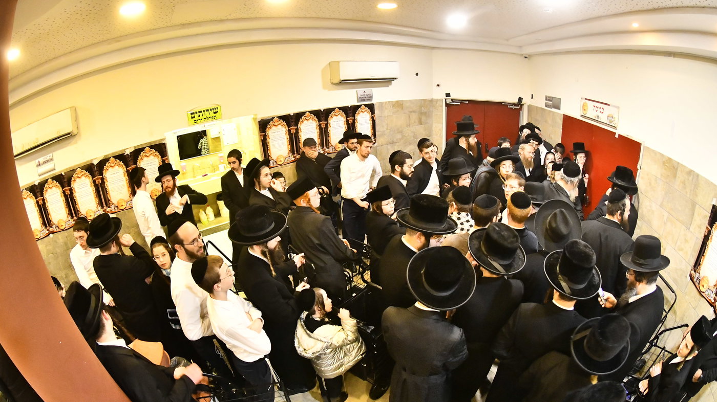 חלוקת קמחא דפסחא של הגרש"א שטרן