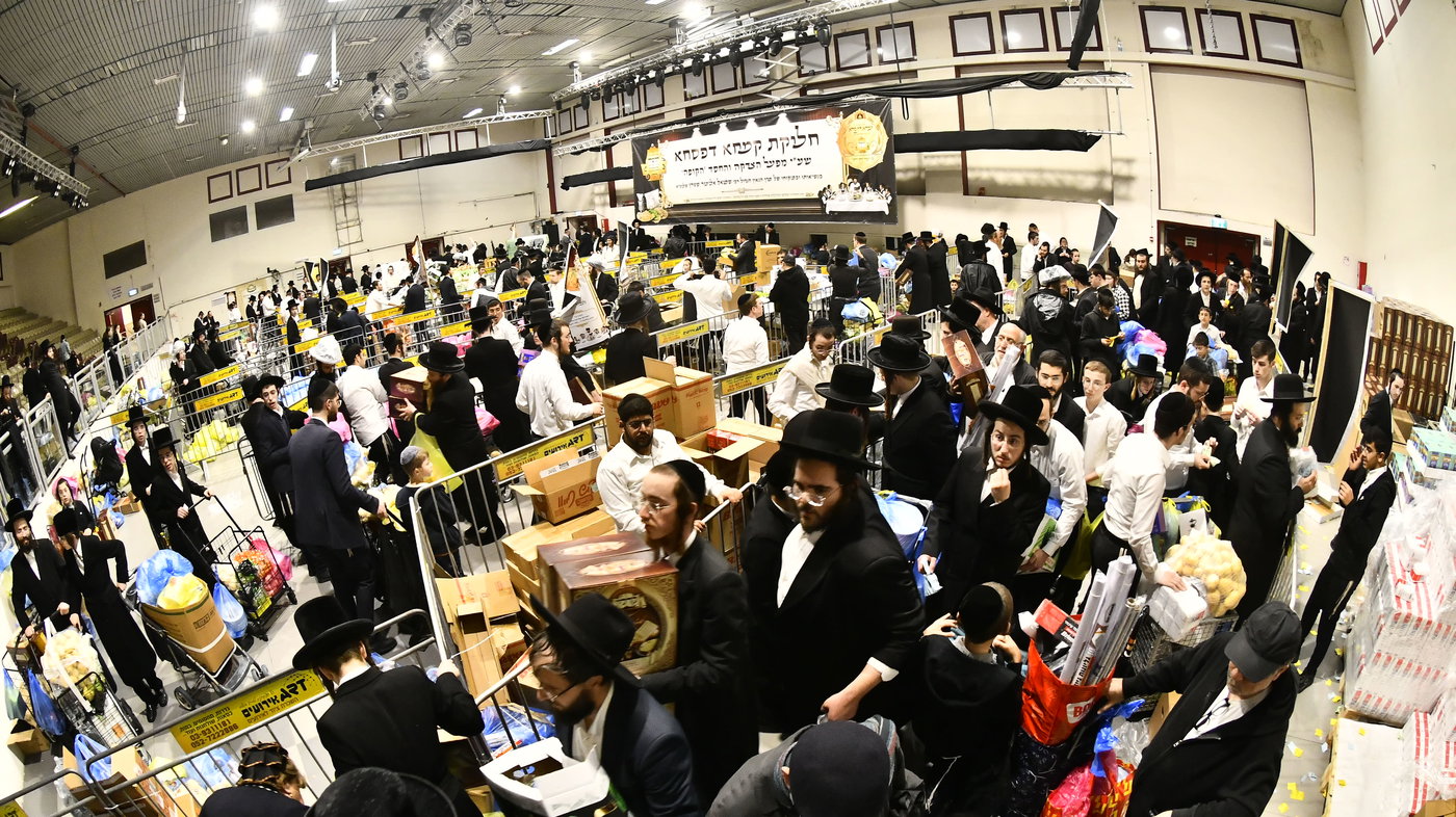 חלוקת קמחא דפסחא של הגרש"א שטרן